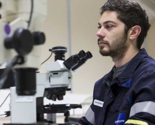 Examen d'une éprouvette de joint soudé à la binoculaire au laboratoire